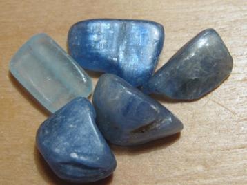 e. 3x 25Kt aparte edelstenen BLAUWE KYANIET (8)   beschikbaar voor biedingen