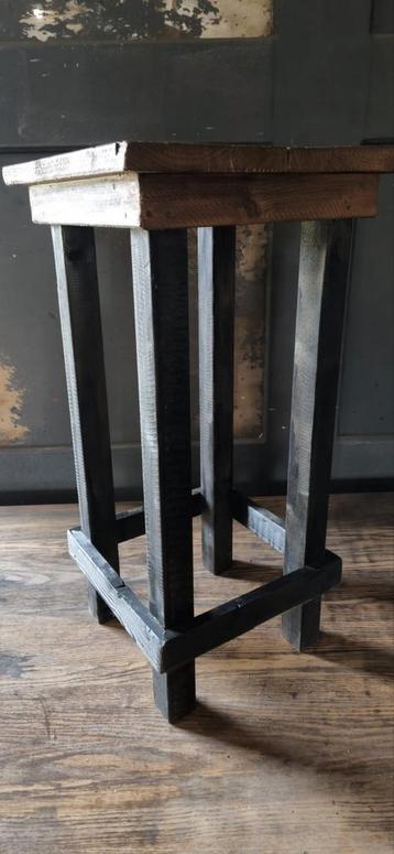 5 Houten barkrukken 68cm hoog beschikbaar voor biedingen