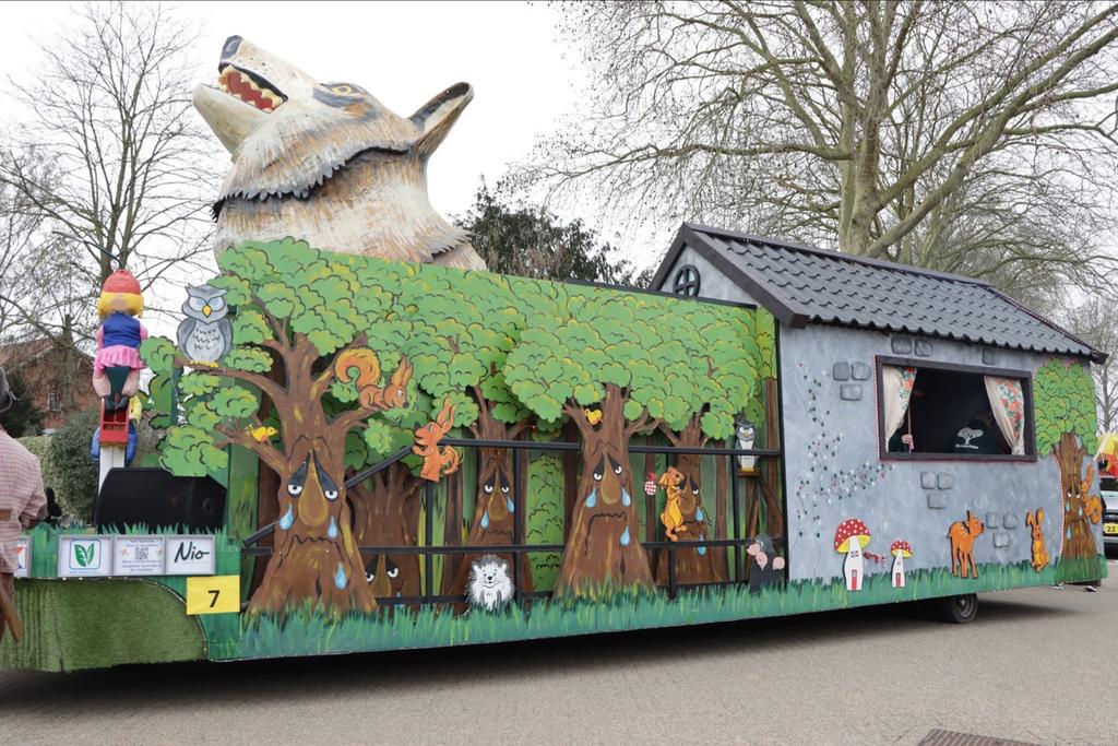 Carnavalswagen Sprookjesbos + Kostuums., Ophalen, Zo goed als nieuw