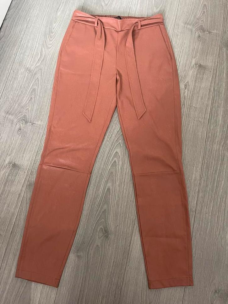 ANNA VAN TOOR imitatie leren broek met rekbare taille mt 38, Kleding | Dames, Broeken en Pantalons, Zo goed als nieuw, Maat 38/40 (M)