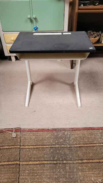 kinderbureautjes beschikbaar voor biedingen