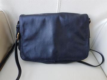 D063 Genuine Leather, zwart leer, netjes, 25x16x6,5cm beschikbaar voor biedingen