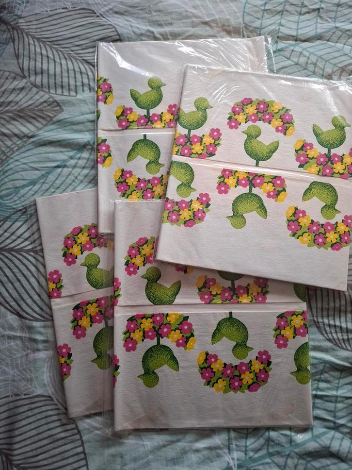 Papieren Tafelkleden Pasen - Nieuw in Verpakking, Huis en Inrichting, Tafelkleden, Nieuw, Rechthoek, Binnen, Ophalen of Verzenden