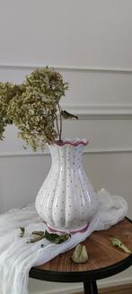 ​Vintage keramiekvVaas wit met roze stippen & gegolfde rand, Ophalen, Gebruikt, Aardewerk of Porselein, Minder dan 50 cm