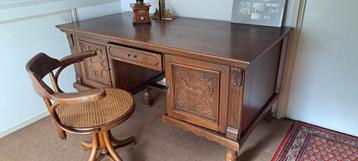 Antiek Notaris Bureau met Houtsnijwerk aan beide zijde beschikbaar voor biedingen