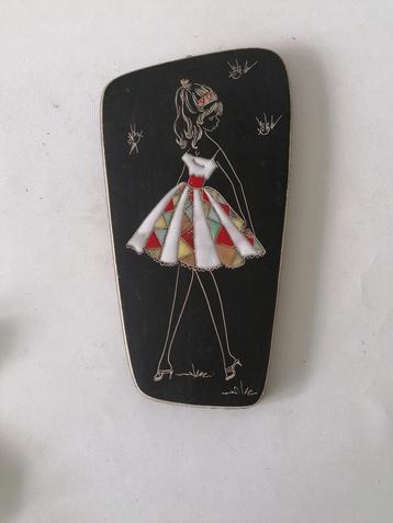 vintage seventies wand plaquette van een meisje rockabilly  beschikbaar voor biedingen