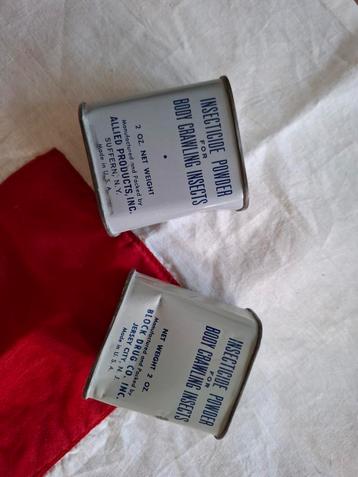 WW2 US Army Insecticide Poeder Set (2) beschikbaar voor biedingen