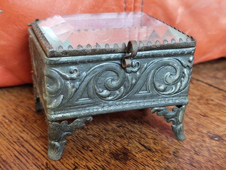 Kleine sieradendoos voor bv. ring of broche / Metaal & glas, Sieraden, Tassen en Uiterlijk, Antieke sieraden, Overige typen, Overige materialen