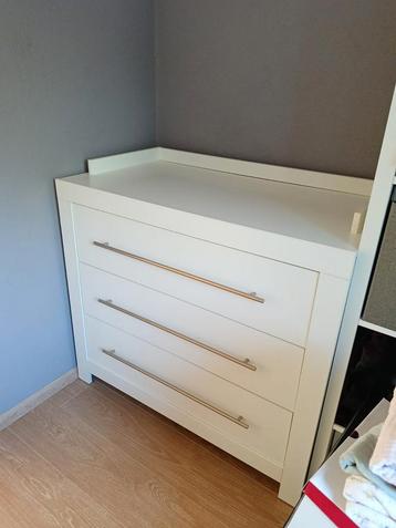 Commode wit beschikbaar voor biedingen