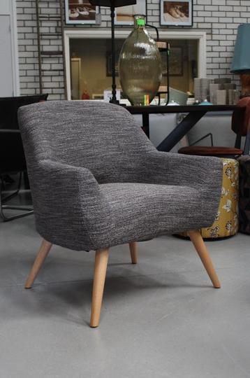 Leuke fauteuil grijs stof gemeleerd met houten pootjes