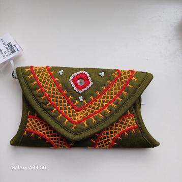 Groene portemonnee met borduursels beschikbaar voor biedingen