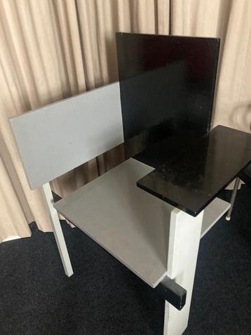Berlijnse  stoel van Gerrit Rietveld beschikbaar voor biedingen