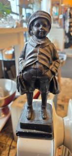 Antiek bronzen beeldje van een jongen, Antiek en Kunst, Ophalen of Verzenden