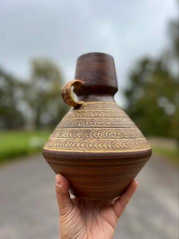 vaas met oor van Höhr Keramik beschikbaar voor biedingen