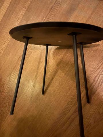 Zwart houten biizettafeltje zoekt