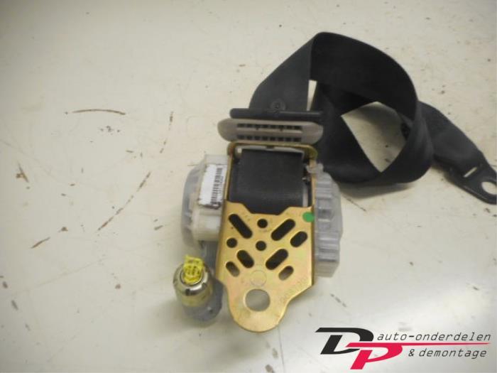 Veiligheidsgordel rechts-voor van een Nissan Micra