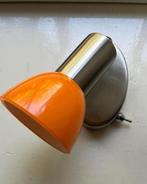 Retro oranje wandlampje, spot. Glas, chroom., Ophalen of Verzenden, Gebruikt, Metaal of Aluminium, Plafondspot of Wandspot