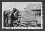 WOII foto: Italiaanse soldaten inspecteren Italiaanse Fiat, Verzenden, Landmacht, Duitsland, Foto of Poster