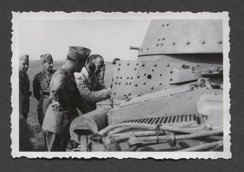 WOII foto: Italiaanse soldaten inspecteren Italiaanse Fiat, Verzamelen, Militaria | Tweede Wereldoorlog, Landmacht, Foto of Poster