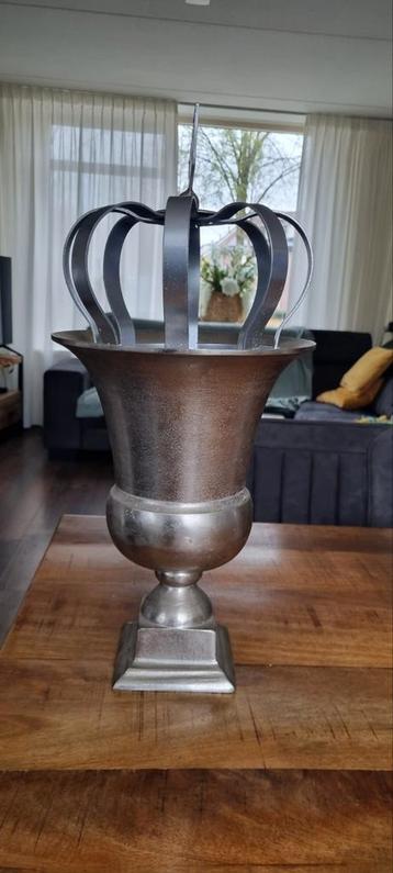 Aluminium decoratieve hoge vazen met kroon. beschikbaar voor biedingen