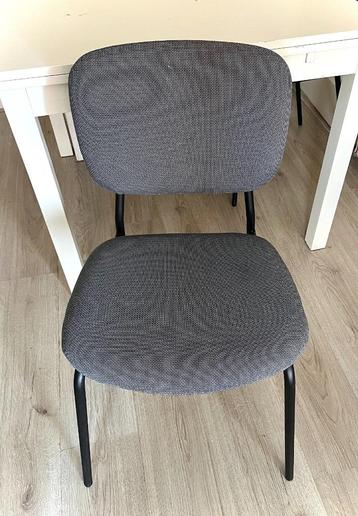 Moderne stoel met comfortabele zitting  beschikbaar voor biedingen