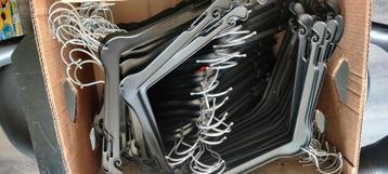 100 kledinghangers  beschikbaar voor biedingen