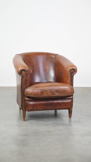 Stoere schapenleren clubfauteuil met een tijdloos design beschikbaar voor biedingen