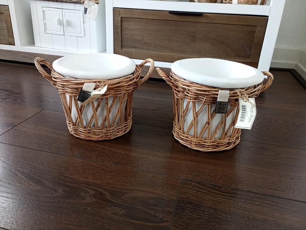 2  Rivièra Maison bloempotten rattan wit maat M, Ophalen, Zo goed als nieuw