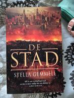 De Stad - Stella Gemmell - Fantasy Roman, Ophalen of Verzenden, Zo goed als nieuw, Stella Gemmell
