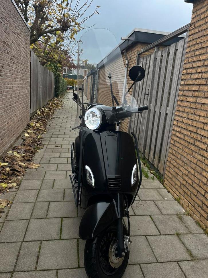 Scooter met windscherm en kettingslot (45 km/u), Fietsen en Brommers, Snorfietsen en Snorscooters, Gebruikt, Overige merken, Benzine