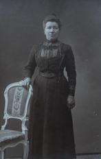 Fotokaart A4 - Deftige dame - SALE !, Gebruikt, Verzenden, Foto, Klederdracht