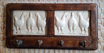 Antiek brocante landelijk handdoek rekje met kippen tegels beschikbaar voor biedingen