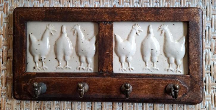 Antiek brocante landelijk handdoek rekje met kippen tegels, Huis en Inrichting, Woonaccessoires | Overige, Zo goed als nieuw, Ophalen of Verzenden