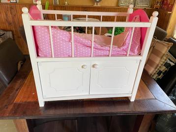 Leuk poppenbed met kastje beschikbaar voor biedingen