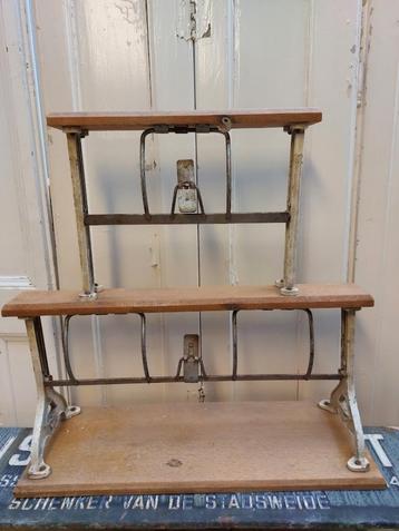 Oude vintage papierrol houder  beschikbaar voor biedingen