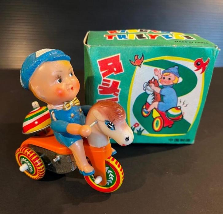 Blikken bellende driewieler met poppetje, Verzamelen, Poppetjes en Figuurtjes, Zo goed als nieuw, Ophalen of Verzenden