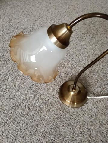 Romantisch staand lampje met geschulpt glazen kap beschikbaar voor biedingen