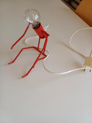 Originele Rode Design Lamp zitten poptje  beschikbaar voor biedingen