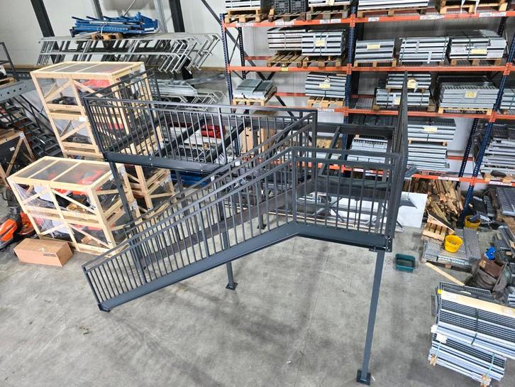Stalen trap hoog 2,9mtr met bordes antraciet 5x2mtr nog125, Doe-het-zelf en Verbouw, Ladders en Trappen, Zo goed als nieuw, 2 tot 4 meter