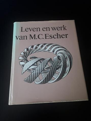 Leven en werk van M.C.Escher.Eerste druk 1981. 351 pagina's. beschikbaar voor biedingen