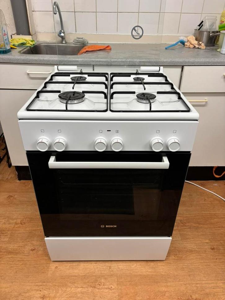Mooie Witte Fornuis Bosch - Elektrische Oven - Incl Gasslang, Witgoed en Apparatuur, Fornuizen, Zo goed als nieuw, Vrijstaand