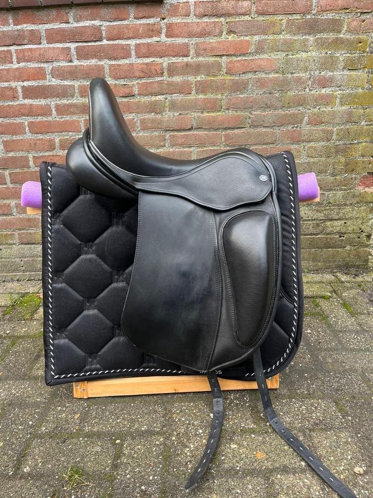 Arno Brandt Dressuurzadel – 17,5 inch, MW, Dieren en Toebehoren, Paarden en Pony's | Zadels, Zo goed als nieuw, Dressuur, Ophalen of Verzenden