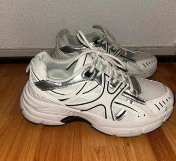 Witte sneakers beschikbaar voor biedingen