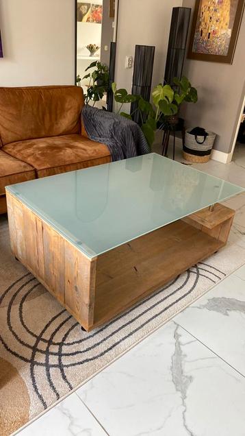 Unieke salontafel van glas en steigerhout  beschikbaar voor biedingen