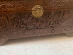 Een Chinese houten kist met uitgestoken decor, Ophalen of Verzenden