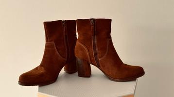 Nog zo goed als nieuwe hakf hoge suede laarsjes beschikbaar voor biedingen