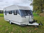 Hobby De Luxe 440 SF Bj 2023 NIEUWSTAAT !, Caravans en Kamperen, 75 kg, Hobby, Omvormbare zithoek, Treinzit