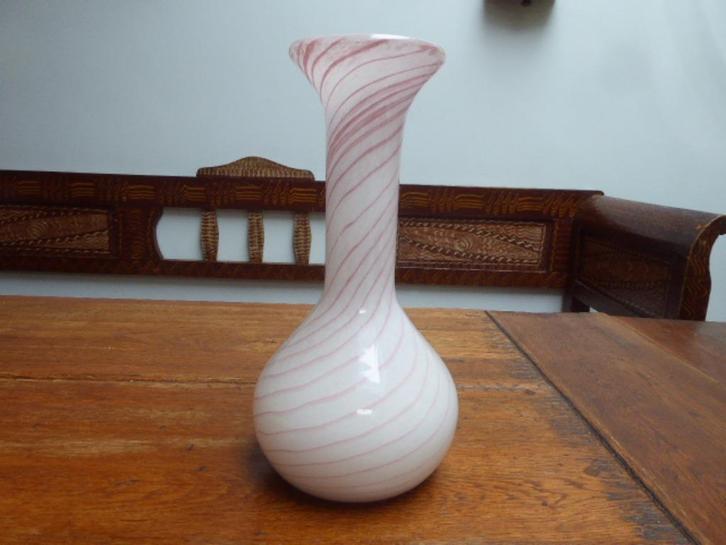 Vintage opaline vaas, Italie, 29 cm., Antiek en Kunst, Antiek | Glas en Kristal, Ophalen of Verzenden