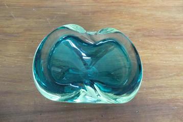 antieke zware asbak van groen glas beschikbaar voor biedingen