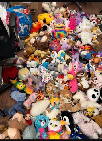 Gratis veel knuffels pluche. ZOEKT U IETS? VRAAG ERNAAR!! beschikbaar voor biedingen